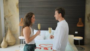 Thumbnail voor Dít is de reden achter de gouden wijnglazen in 'Love is Blind'