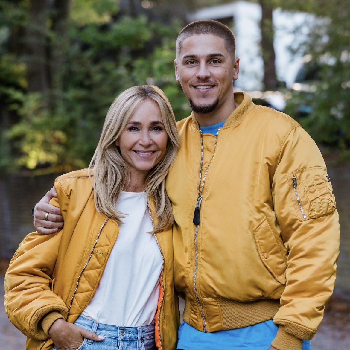 Wendy van Dijk met zoon Sem voor Premiejagers