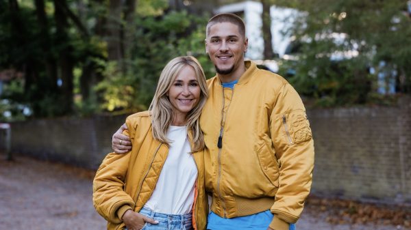 Wendy van Dijk met zoon Sem voor Premiejagers
