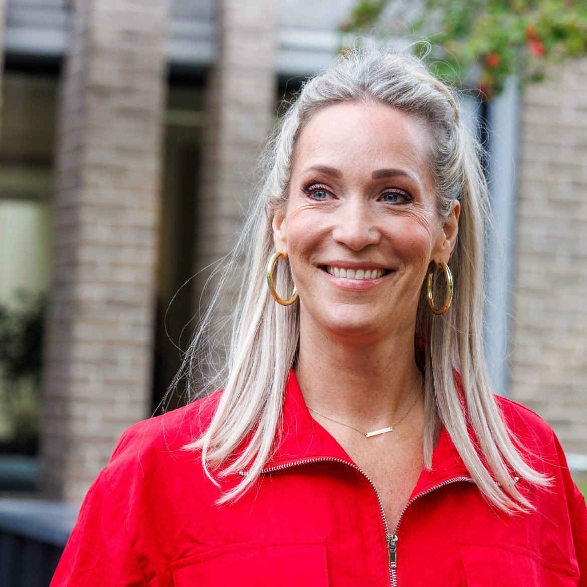 Hélène Hendriks maakt pijnlijke val in de sportschool