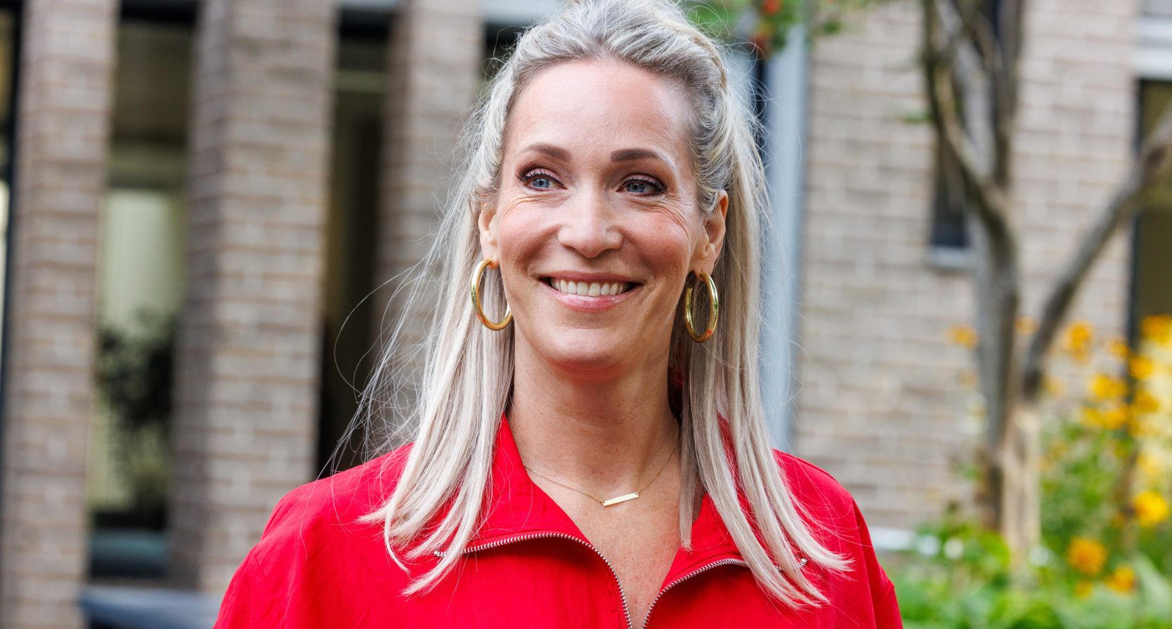 Hélène Hendriks maakt pijnlijke val in de sportschool