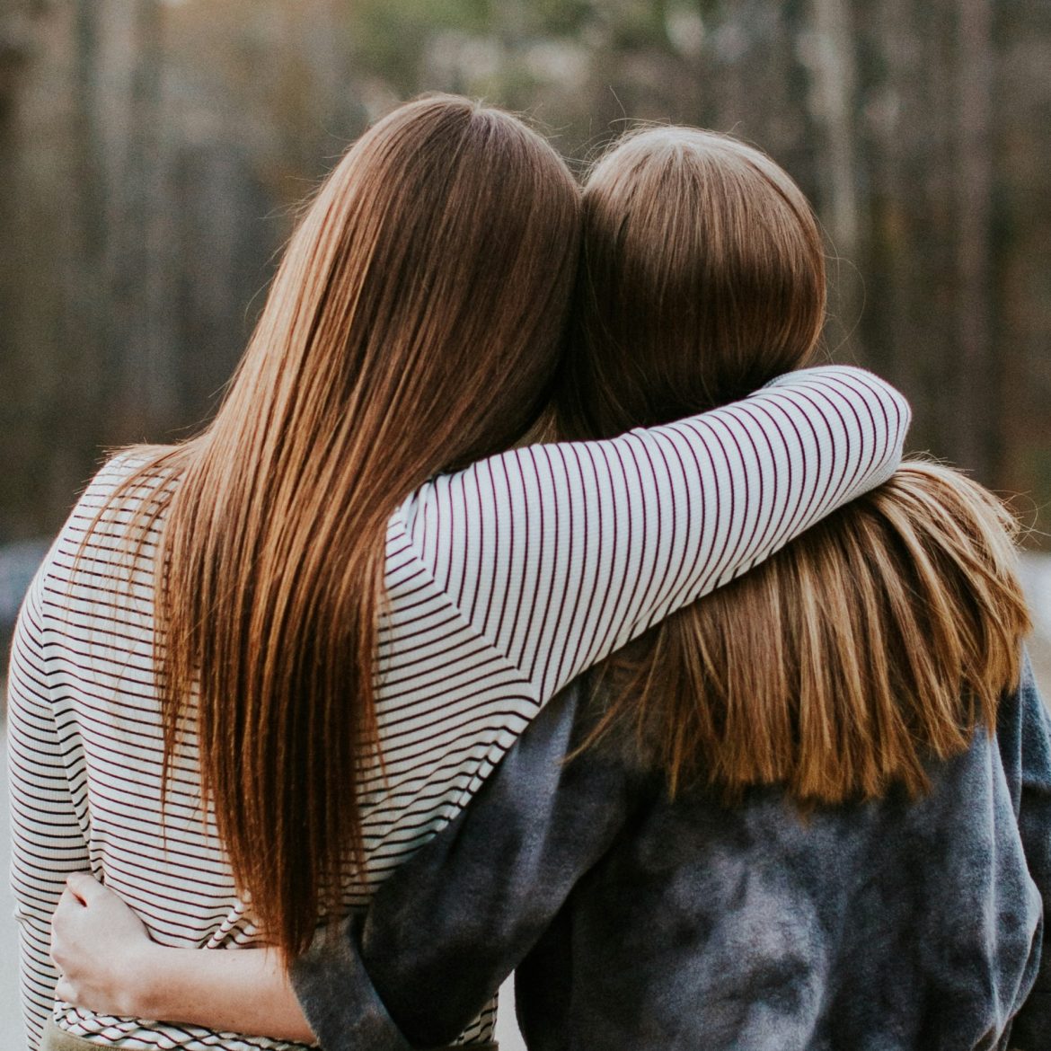 Twee vrouwen die elkaar omhelzen, illustratief bij een oproep over verbroken vriendschap.