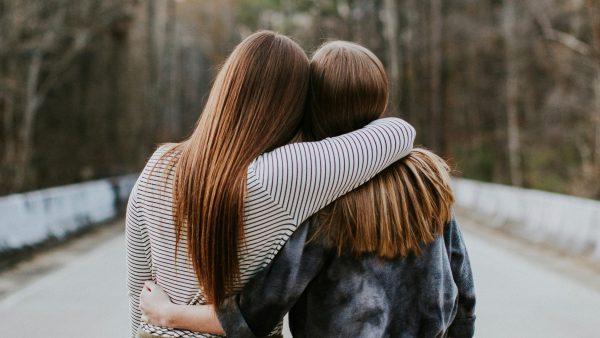 Twee vrouwen die elkaar omhelzen, illustratief bij een oproep over verbroken vriendschap.