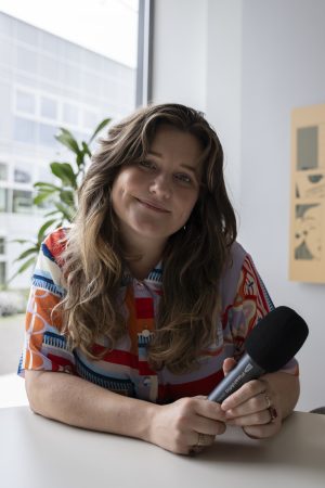Thumbnail voor ‘Ik bén niet eenzaam, ik vóel me eenzaam’: Lisa (32) spreekt de mensen achter de eenzaamheidscijfers