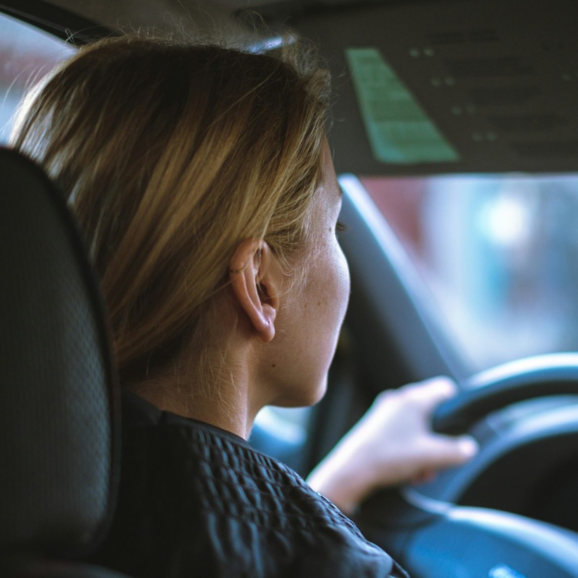 Vrouw achter het stuur