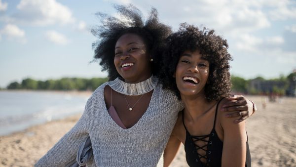 lachende vriendinnen | irritaties vriendschap