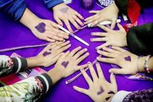 Thumbnail voor Recordaantal scholen doet mee aan Paarse Vrijdag: 'Juist nu moeten we onze schouders eronder zetten'