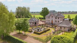 Thumbnail voor Lakeien niet inbegrepen: dít paleis in de Achterhoek bewijst dat luxe ook op het platteland te vinden is