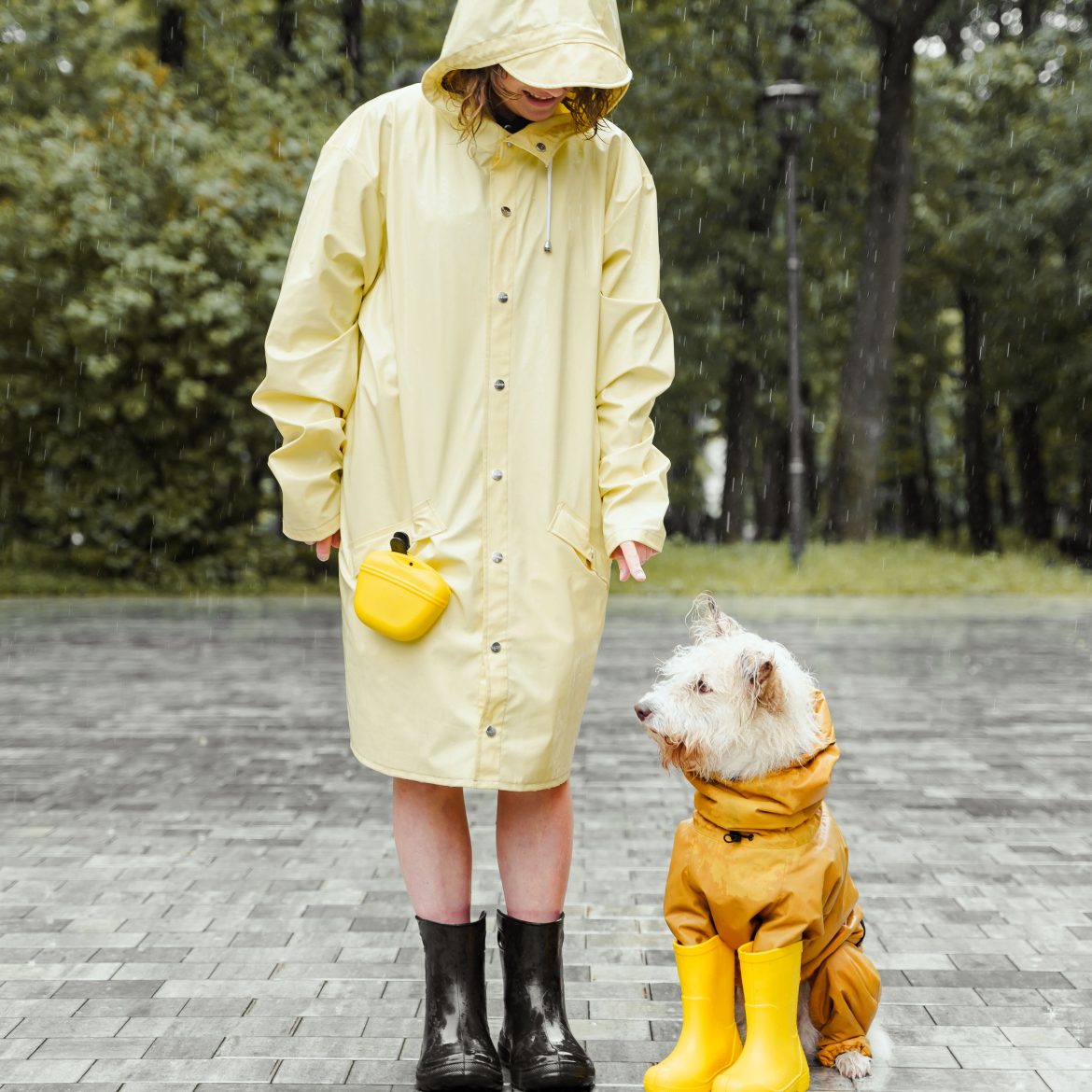 Vrouw in regenkleding, regenbuien op komst