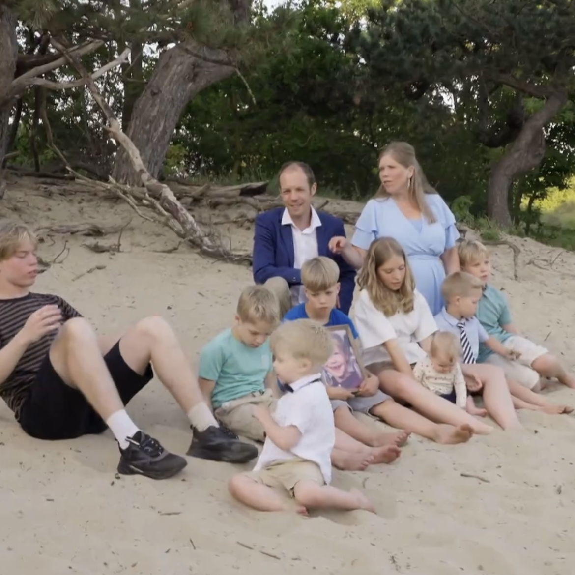Fotoshoot met 9 kinderen is geen makkie, zien we in 'Een Huis Vol'