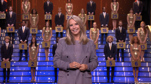 Thumbnail voor Linda de Mol combineert haar chique krijtstreep-pak met oorbellen van HEMA in 'Miljoenenjacht'