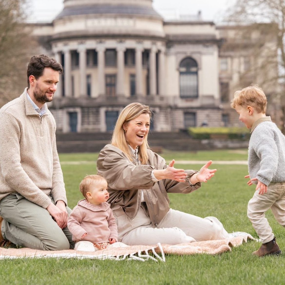 Yoeri van Haaften en zijn vriendin Annemarie buiten met hun kinderen | Artikel over zelfdoding na verborgen depressie