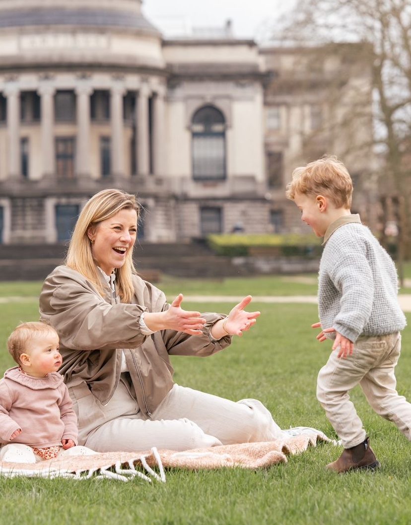 Yoeri van Haaften en zijn vriendin Annemarie buiten met hun kinderen | Artikel over zelfdoding na verborgen depressie