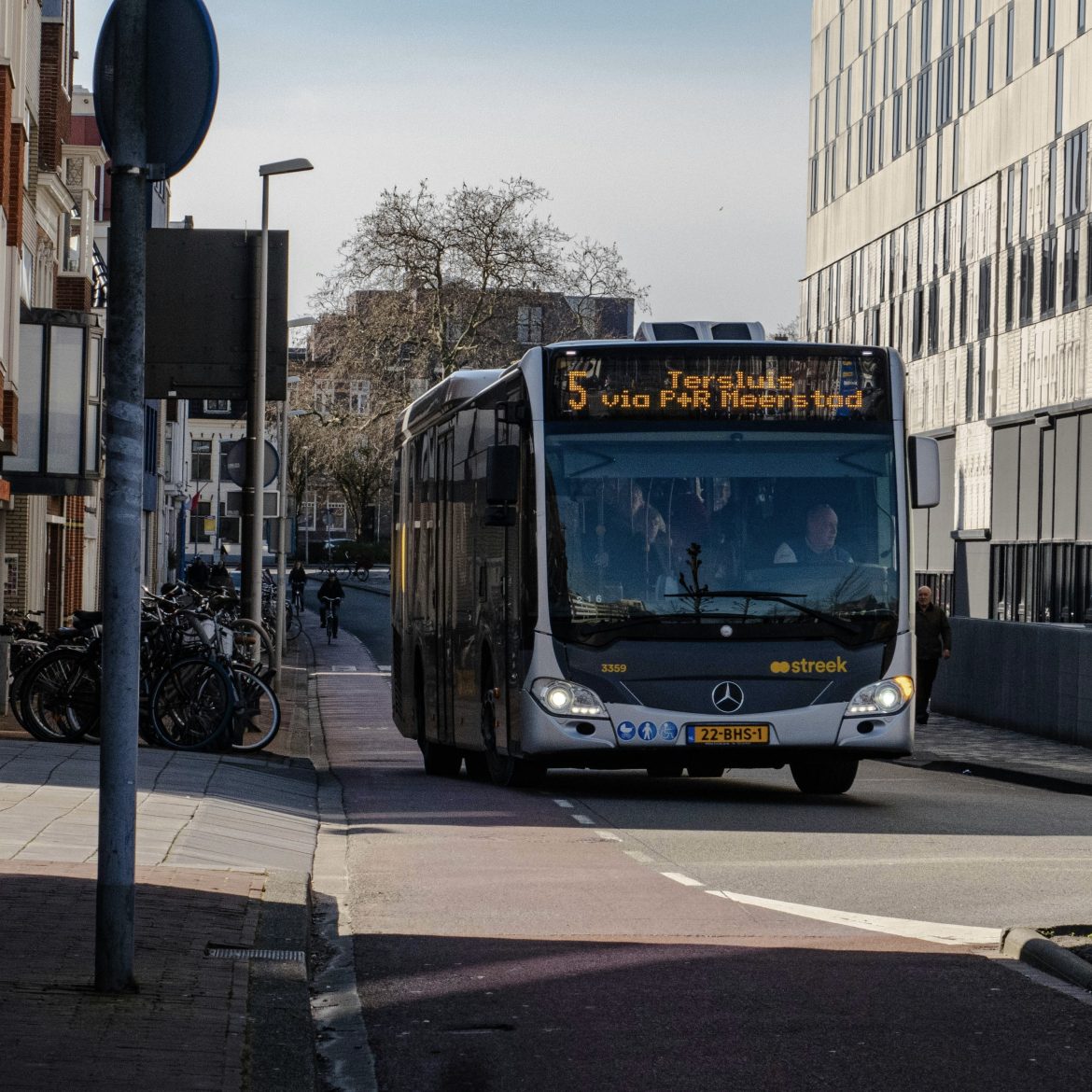 Bus 5 naar Tersluis rijdt door de straat