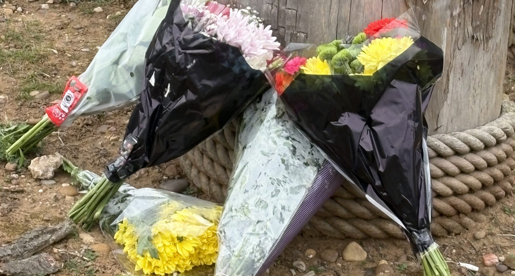 Bloemen ter nagedachtenis aan het slachtoffer bij de ingang van de dierentuin