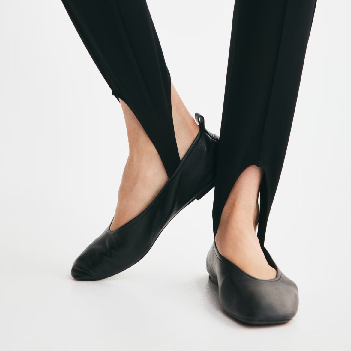 Close-up van legging met voetenbandjes