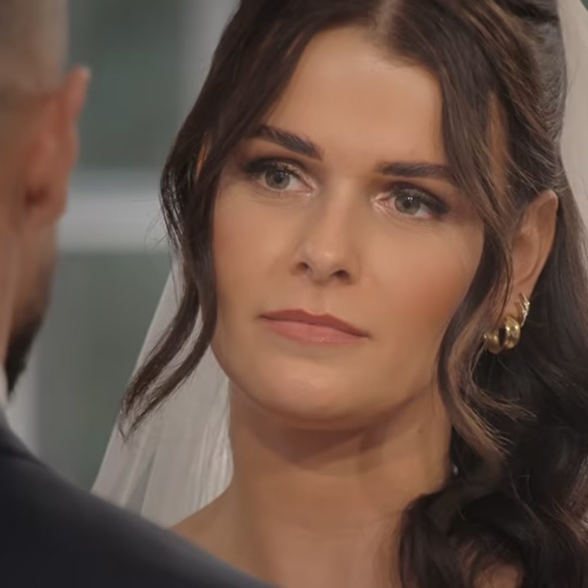 Yasemin en Miguel tijdens de huwelijksceremonie in 'Love is blind: Nederland'