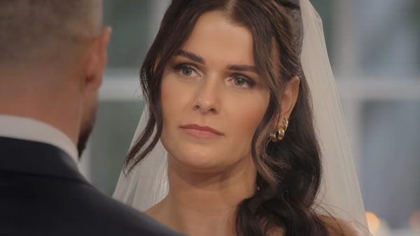 Yasemin en Miguel tijdens de huwelijksceremonie in 'Love is blind: Nederland'