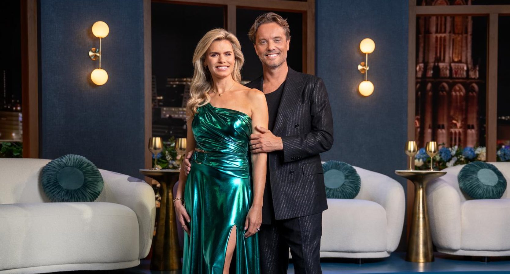 Nicolette van Dam en Bas Smit poseren in galakleding voor de persfoto van 'Love is Blind'