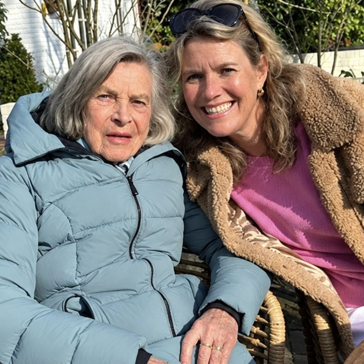 Jojanneke met haar moeder, samen op een bankje