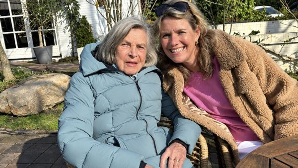 Jojanneke met haar moeder, samen op een bankje