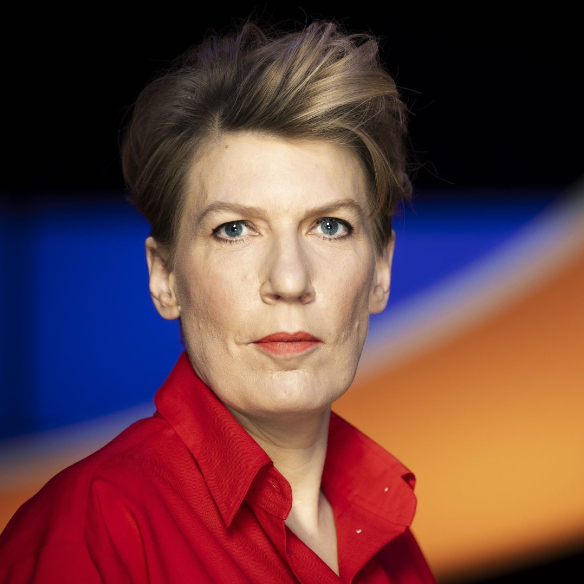 Paulien Cornelisse in het decor van 'De Slimste Mens'