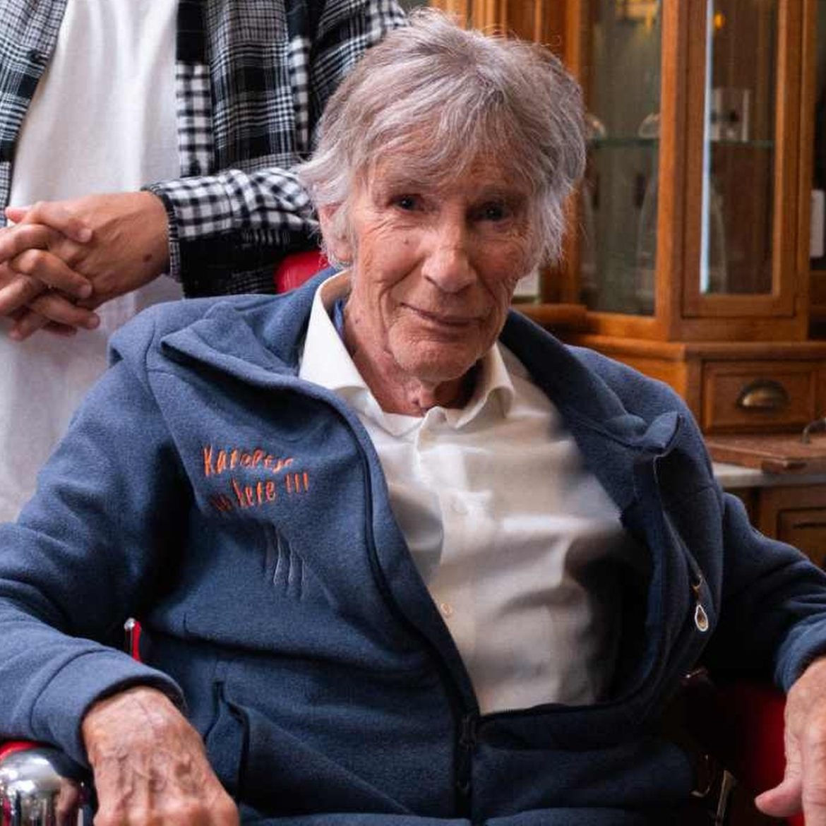 Martin Gaus in de kappersstoel bij 'De Geknipte Gast'