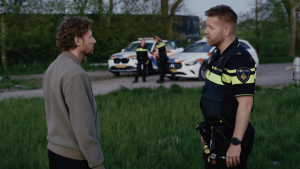Thumbnail voor Agent Pim zichtbaar geraakt door onveilige situatie voor kinderen in 'Bureau Groningen': 'Ik ben zelf ook vader'