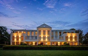 Thumbnail voor Dit 'Witte Huis' staat niet in Washington, maar midden op de Veluwe en binnen schuilt een luxe penthouse