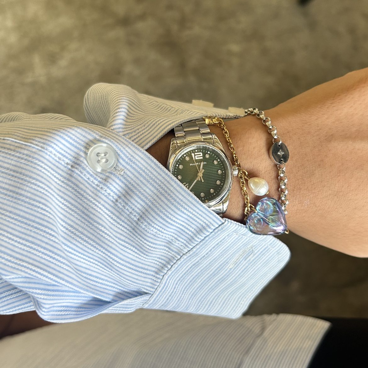 Horloge dat onder een mouw uitpiept