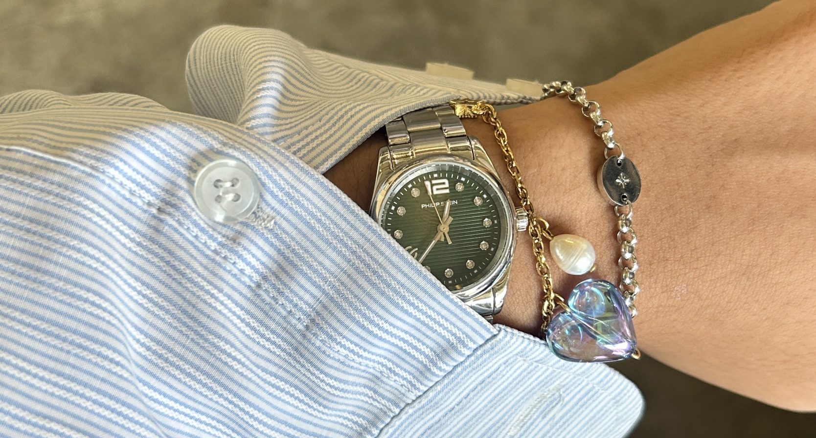 Horloge dat onder een mouw uitpiept