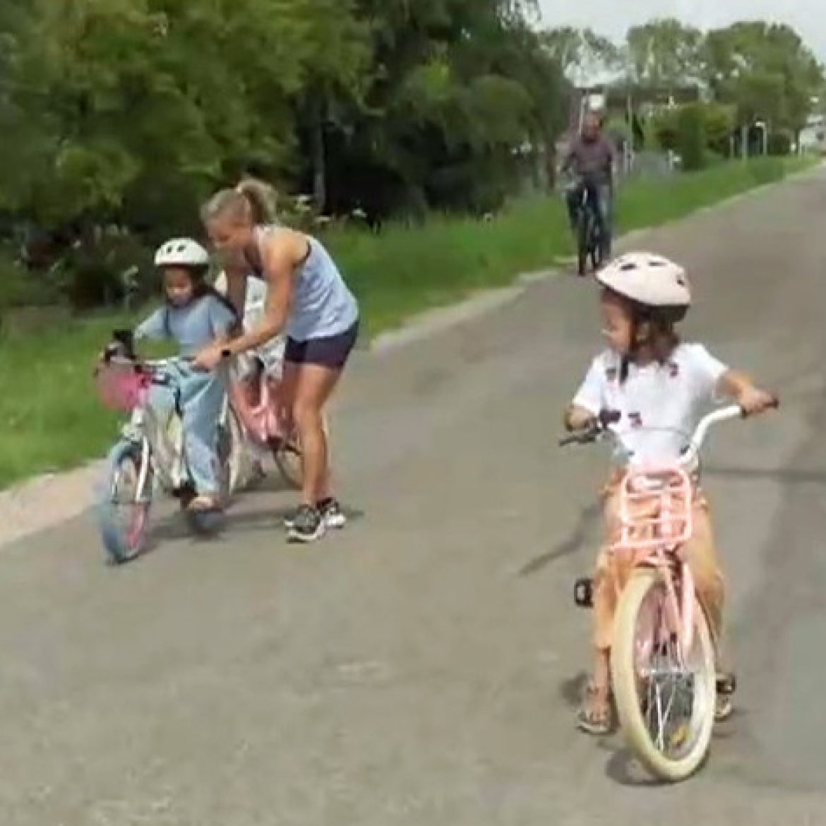 Nova, Ivy en Mae leren fietsen in EO's 'Meer dan verwacht'
