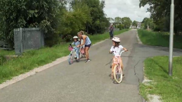 Nova, Ivy en Mae leren fietsen in EO's 'Meer dan verwacht'