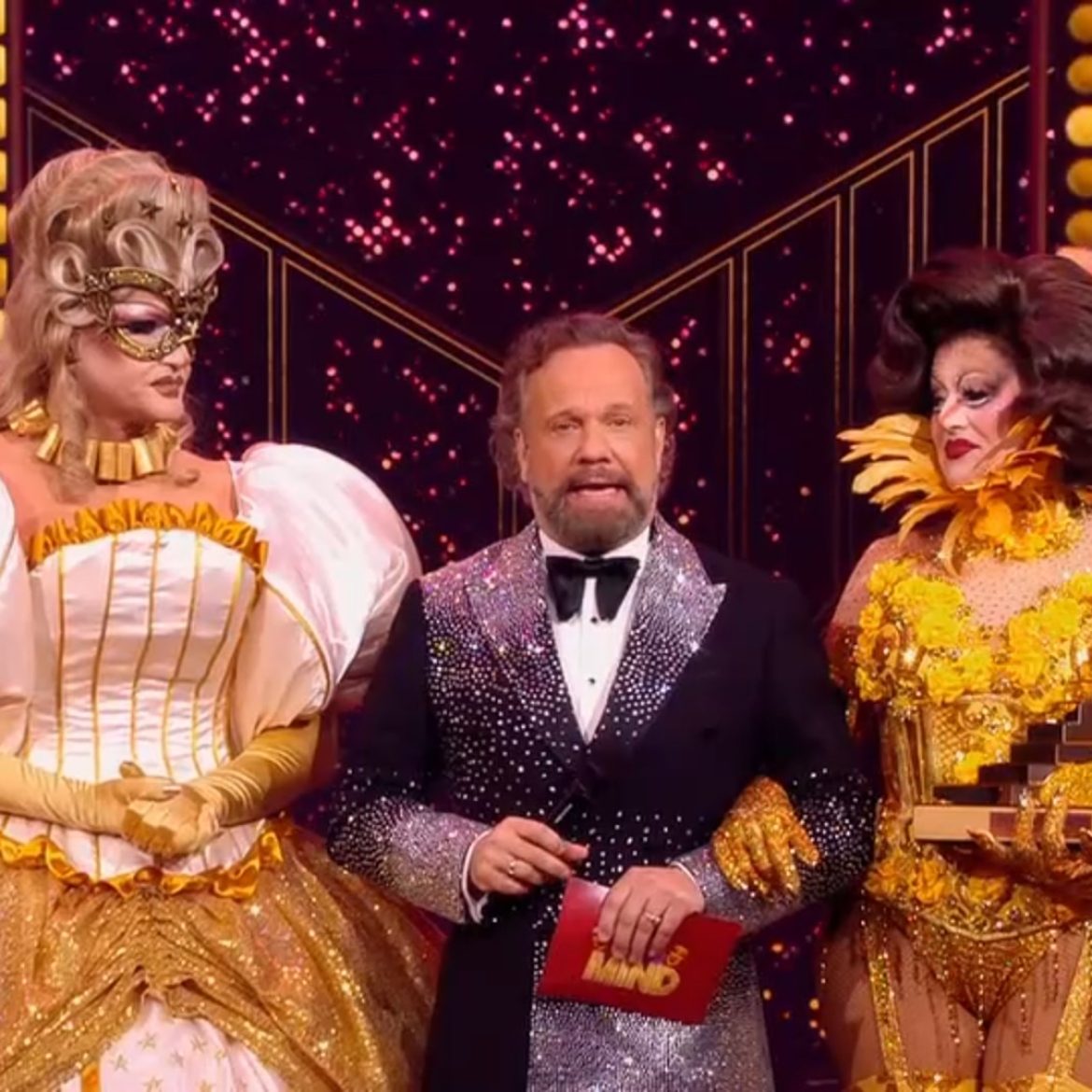 De mysteryqueen en de winnaar van de musicalspecial van 'Make Up Your Mind', met presentator Carlo Boszhard in het midden