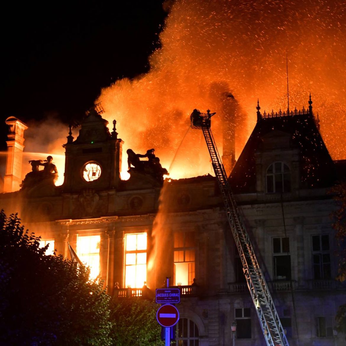 Brand bij stadshuis Limoges bij protesten in Frankrijk