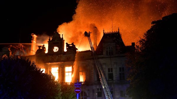 Brand bij stadshuis Limoges bij protesten in Frankrijk