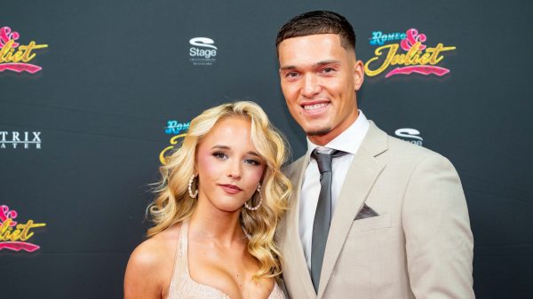 Emma Kok en haar vriend op een rode loper