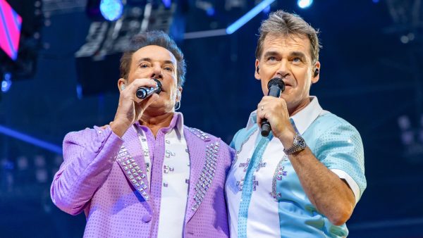 Jeroen van der Boom en Gerard Joling zingen samen op het podium tijdens Toppers in Concert