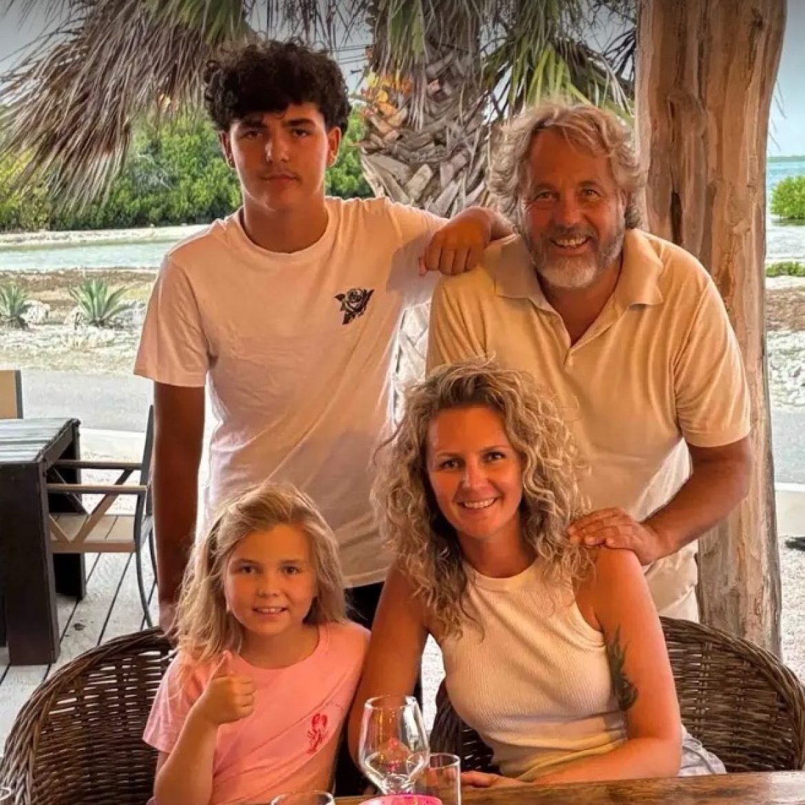 Jean Paul en zijn gezin poseren voor een foto in een restaurant op Bonaire