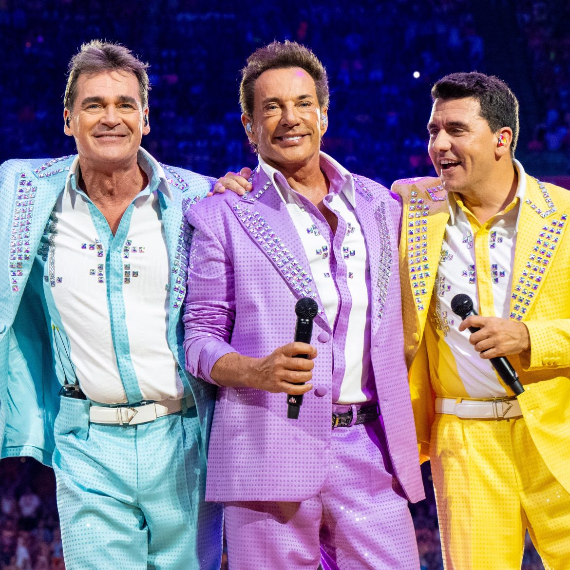 Gerard Joling tussen Jan Smit en Jeroen van der Boom in op het podium tijdens Toppers in Concert