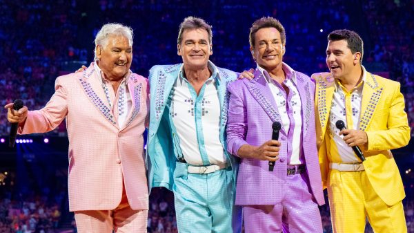Gerard Joling tussen Jan Smit en Jeroen van der Boom in op het podium tijdens Toppers in Concert