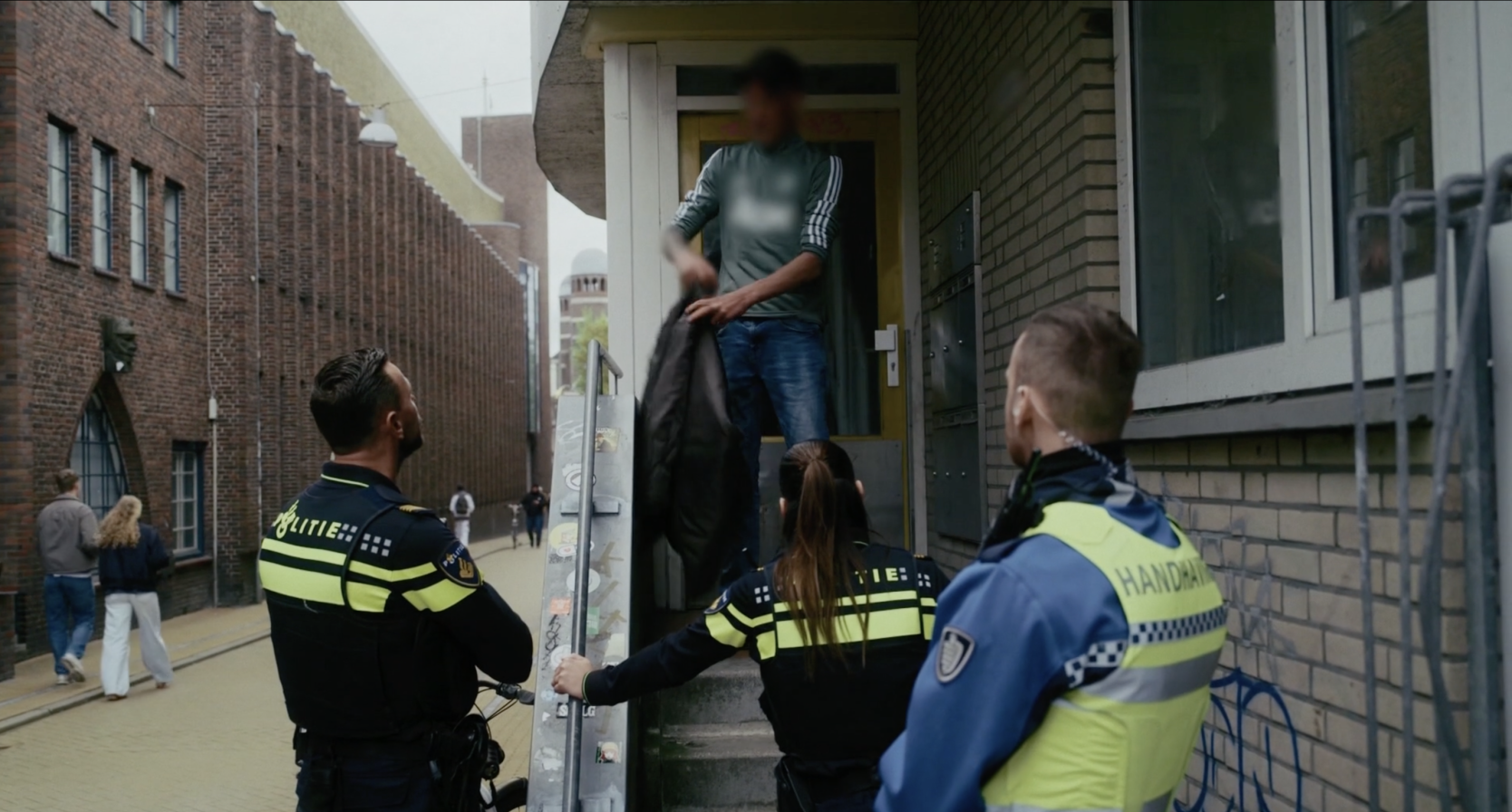 'Psychose of drugsgerelateerd?': verwarde man houdt politie urenlang bezig in 'Bureau Groningen'