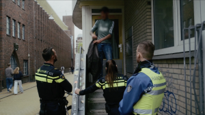 Thumbnail voor 'Psychose of drugsgerelateerd?': verwarde man houdt politie urenlang bezig in 'Bureau Groningen'