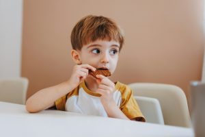 Thumbnail voor De vriend van Annelies vindt dat haar zoons gezonder moeten eten: 'Ze schuiven zijn maaltijden weg'