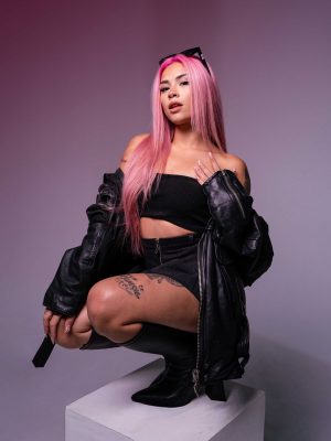 Thumbnail voor Ayushy schrijft liedjes voor K-popsterren: 'Soms zit ik veertien uur achter elkaar in de studio'