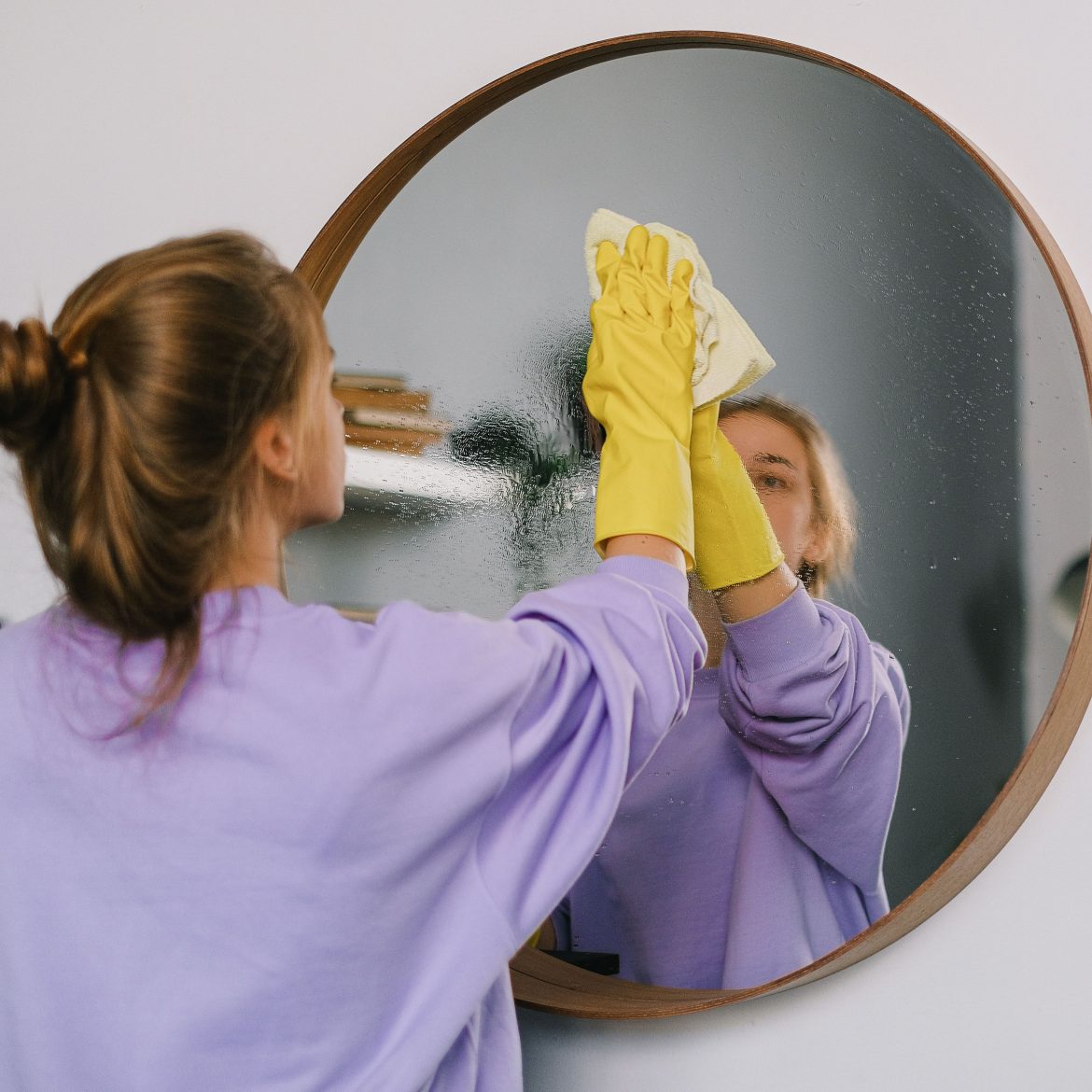 Vrouw maakt Airbnb schoon