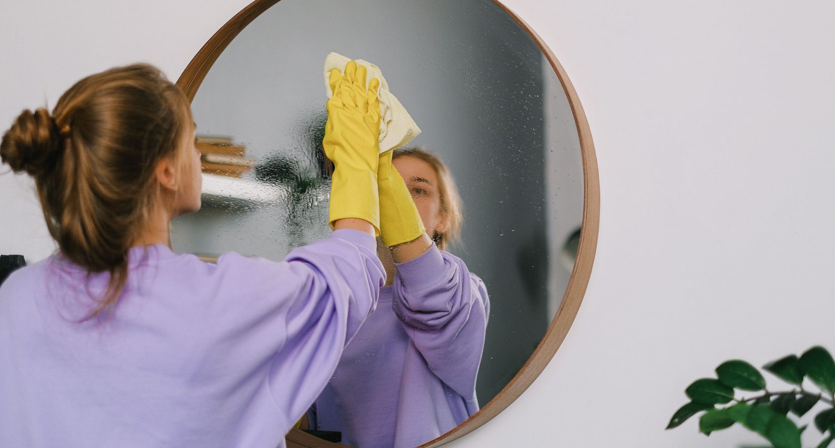 Vrouw maakt Airbnb schoon