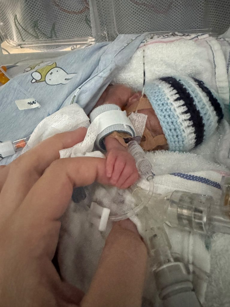 Baby Liam laat vinger moeder Lisa niet los