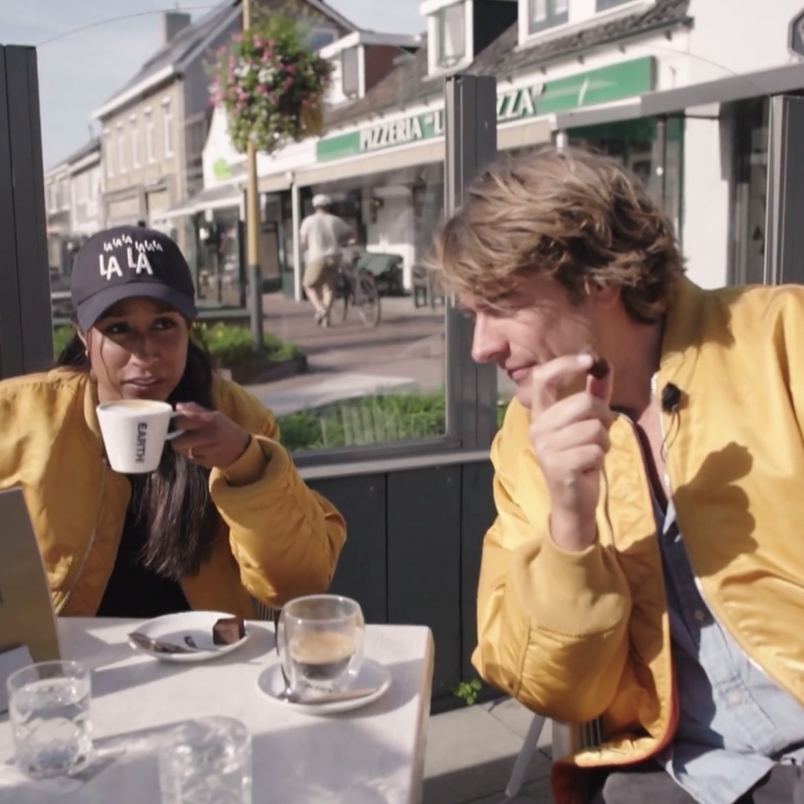 Frank Dane en Airen Mylene in de premiejagers
