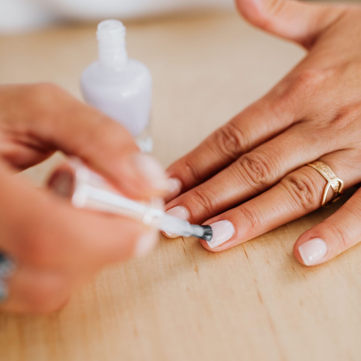 Met déze kleuren nagellak zien je handen er fris en verzorgd uit